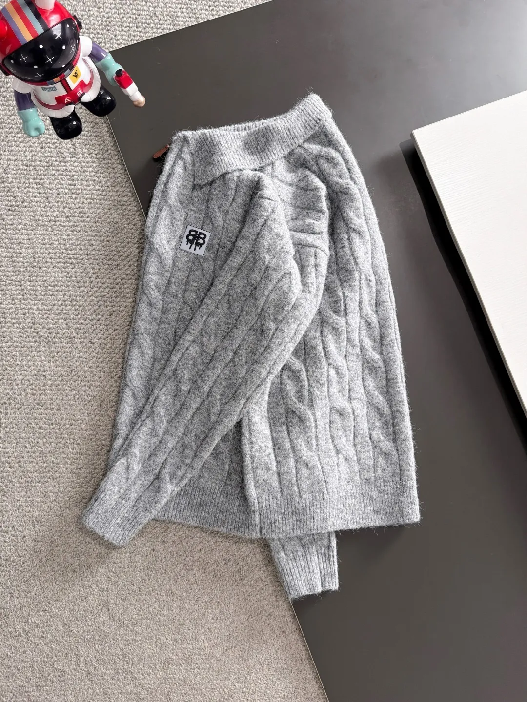Next day shipping P195 Balenciaga high quality 2026 autumn and winter official website latest sweater, on sale at the same time at the counter Hot Sale! Specially made of wool blended fabric. It feels comfortable and can be directly in contact with the skin. The logo badge is exquisitely embroidered, which is extremely eye-catching! The details highlight the fashionable charm of big brands. Exquisite workmanship. Three-dimensional cutting style. The wearing effect is invincible and handsome! All three standards are complete! Sizes:M-3XL